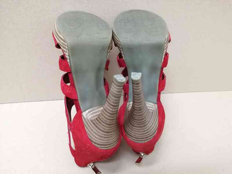 Červené kožené páskové sandále vel.40 - foto 9