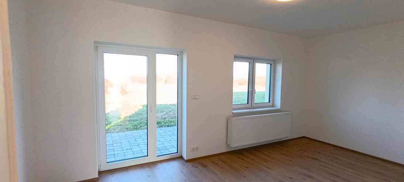 Prodej nového bytu 2+kk s terasou Hevlín - foto 2
