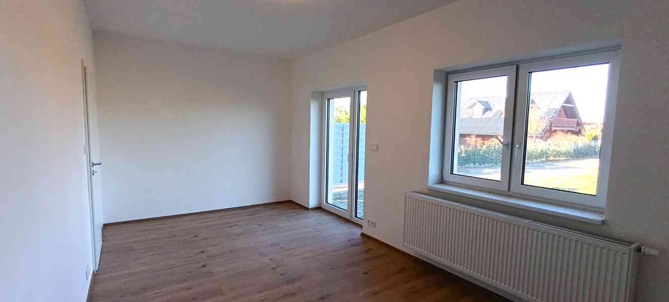 Prodej nového bytu 2+kk s terasou Hevlín - foto 3
