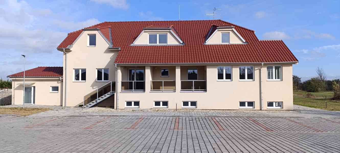 Prodej nového bytu 2+kk s terasou Hevlín - foto 12