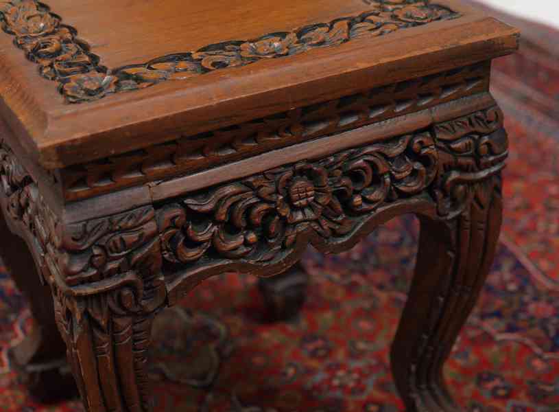 Hnízdové stolky vyřezávané - foto 8