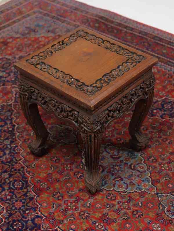 Hnízdové stolky vyřezávané - foto 7