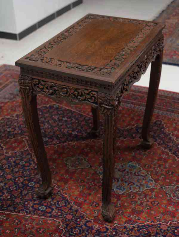 Hnízdové stolky vyřezávané - foto 4