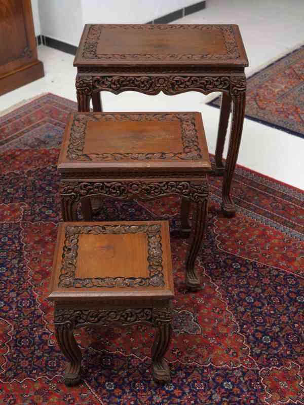 Hnízdové stolky vyřezávané - foto 2