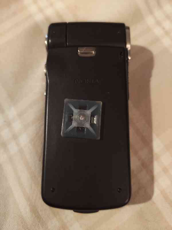 Mobilní tlačítkový telefon Nokia N93 - maketa - foto 5