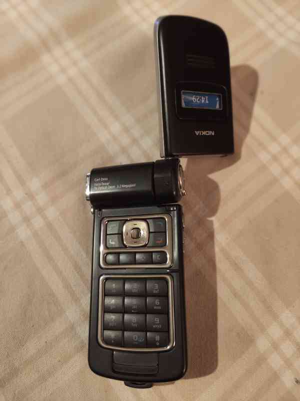 Mobilní tlačítkový telefon Nokia N93 - maketa - foto 3