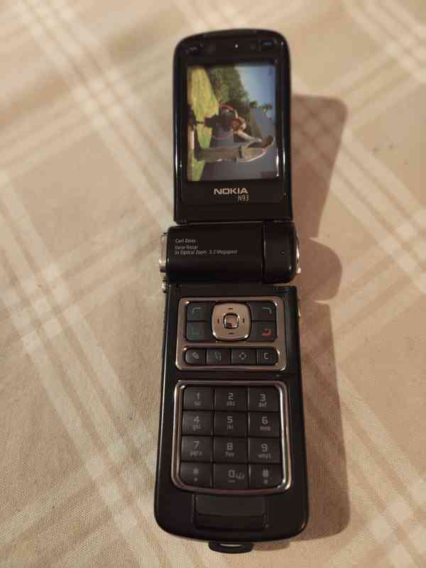 Mobilní tlačítkový telefon Nokia N93 - maketa - foto 2