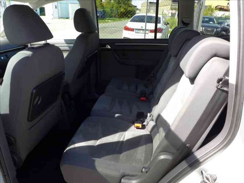 Volkswagen Touran 1,6 TDI KAMERA, TAŽNÉ, VÝHŘEV - foto 6