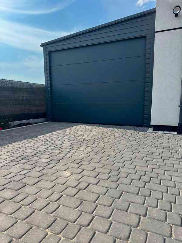 Plechova garáž sekční vrata -  dveře - Antracit okapy TS781 - foto 5