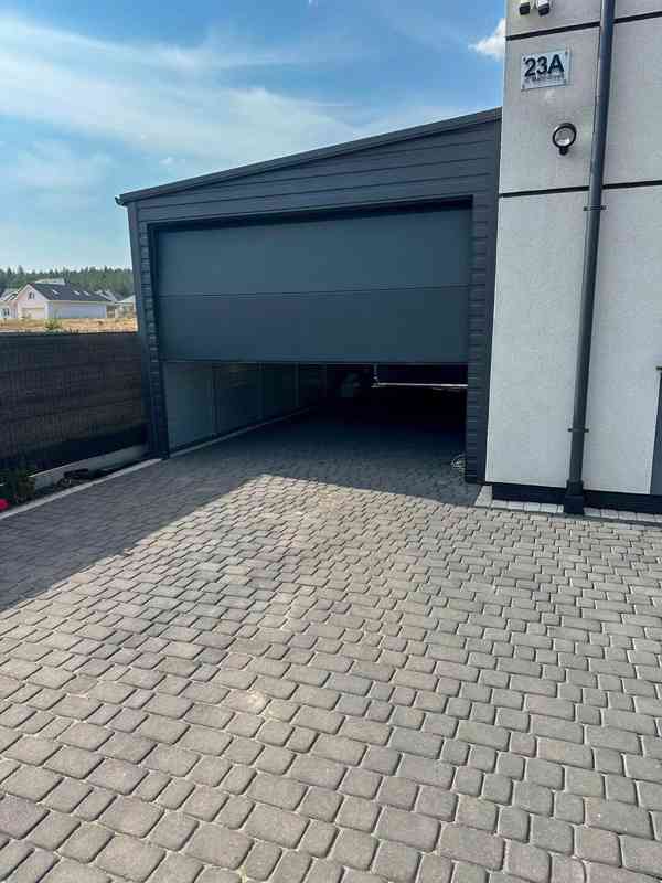 Plechova garáž sekční vrata -  dveře - Antracit okapy TS781 - foto 3