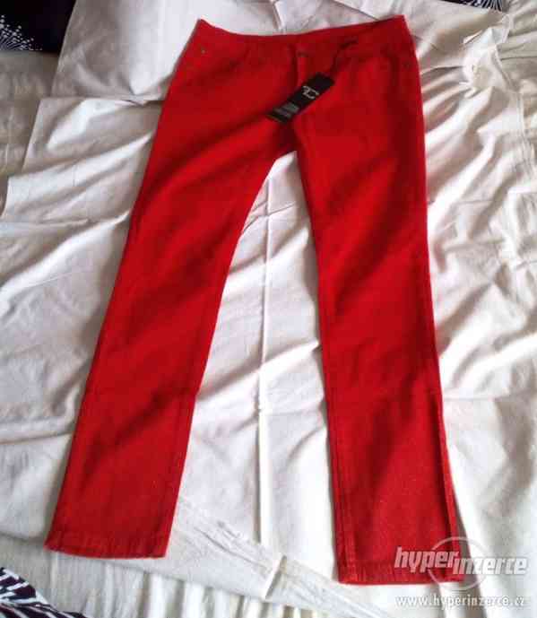 Nové červené kalhoty - foto 1