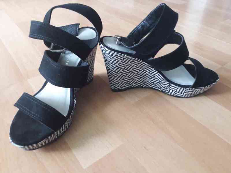 Nádherné boty na černobílém klínku - foto 4
