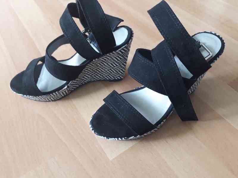 Nádherné boty na černobílém klínku - foto 5