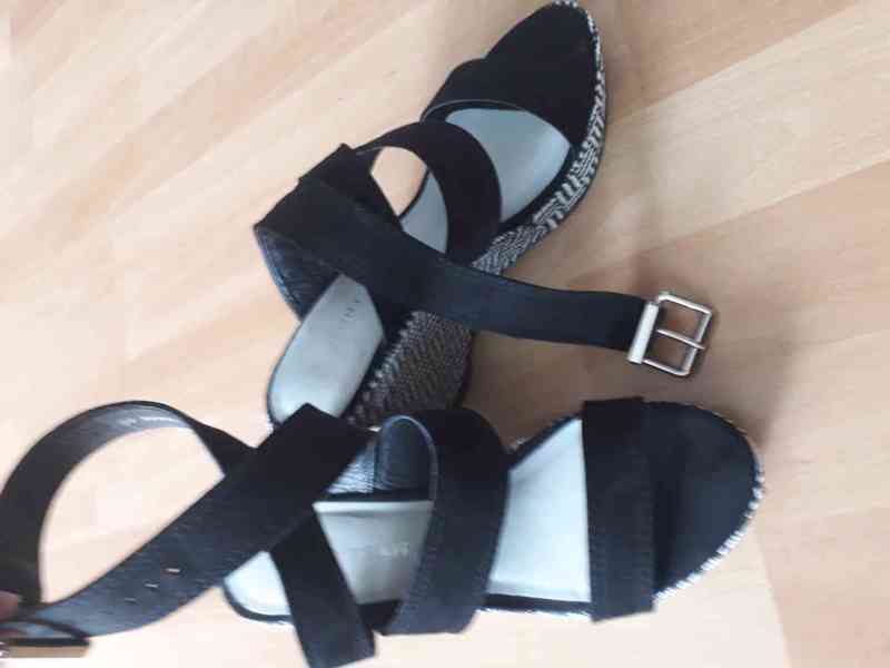 Nádherné boty na černobílém klínku - foto 2