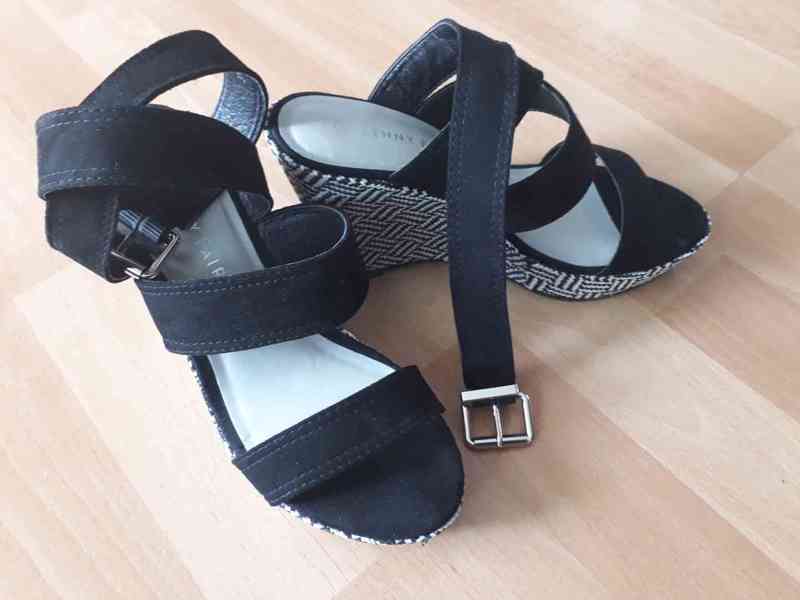 Nádherné boty na černobílém klínku - foto 3
