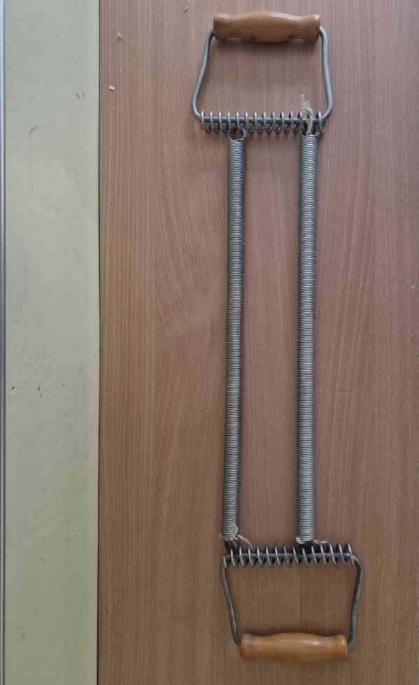 Retro posilovač prsních svalů (pružiny na cvičení) - foto 2