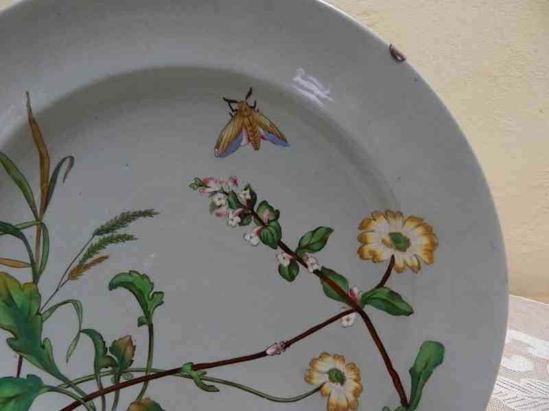 Zajímavý starý ručně malovaný keramický Talíř Květiny Hmyz - foto 2