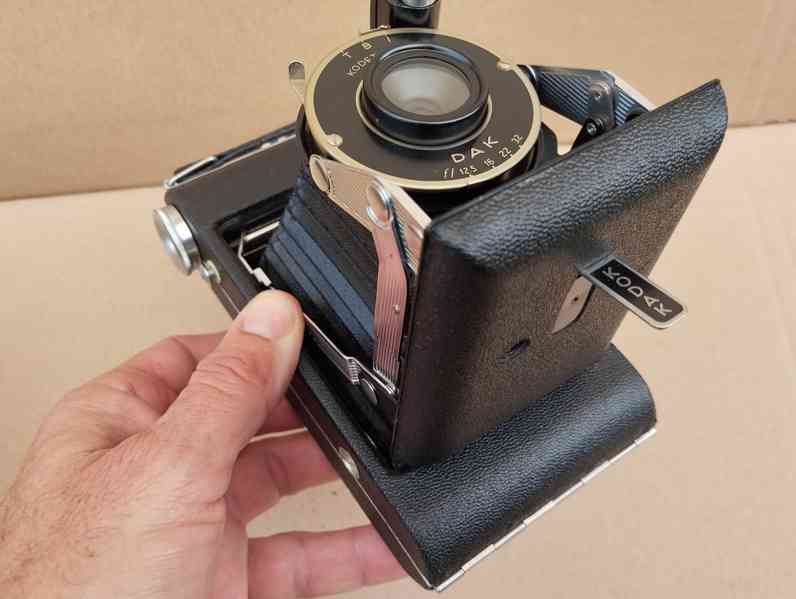 Starý měchový fotoaparát Kodak Vigilant Junior Six-20 + krab - foto 17