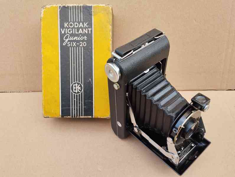 Starý měchový fotoaparát Kodak Vigilant Junior Six-20 + krab