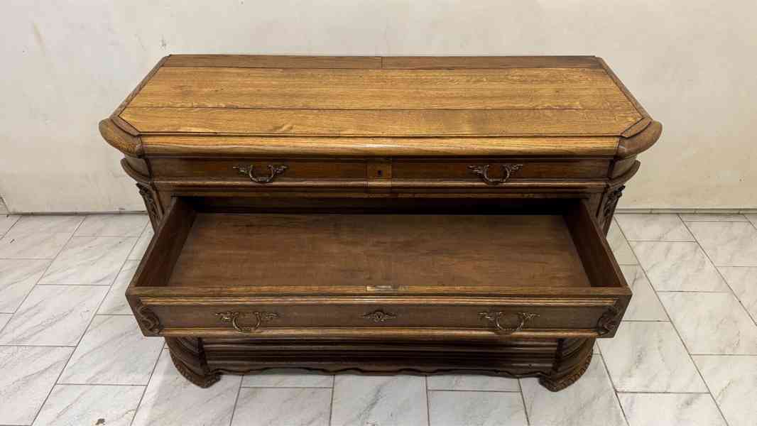 Starožitná masivní komoda - foto 9