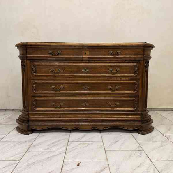 Starožitná masivní komoda