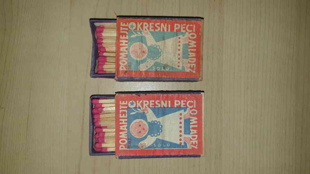 Staré dýhované krabičky se zápalkami. 