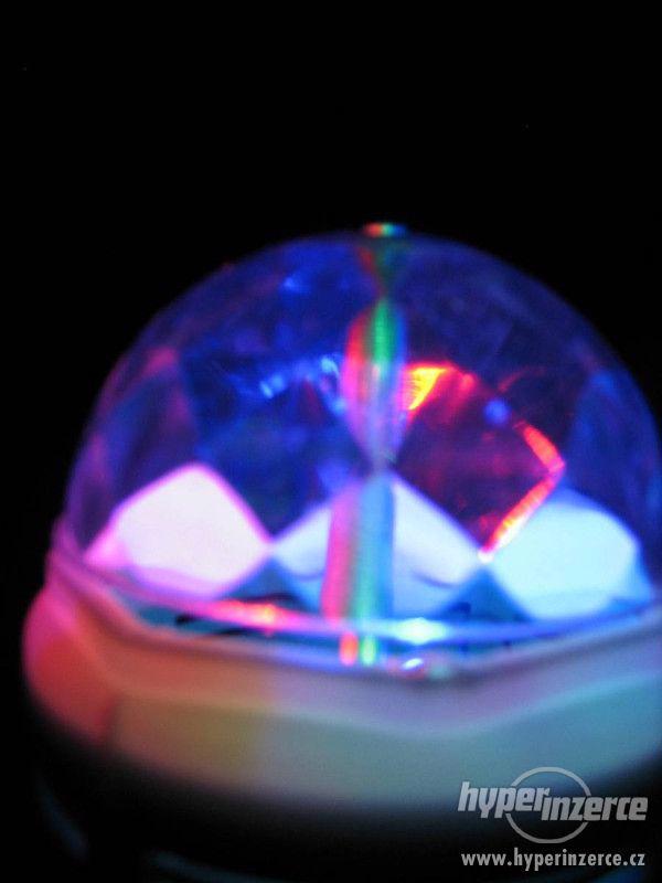 Efektní trojbarevná LED Disko žárovka E24 220V 2W - foto 1