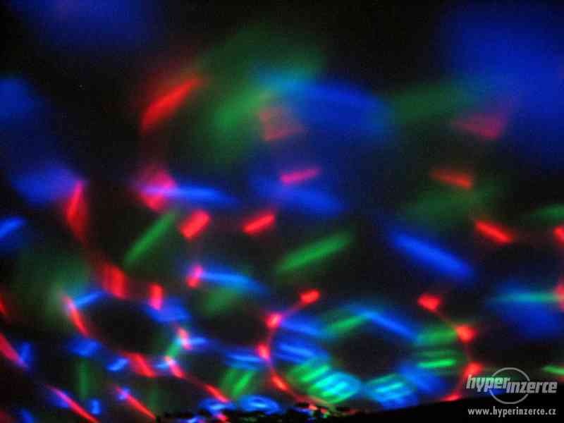 Efektní trojbarevná LED Disko žárovka E24 220V 2W - foto 2