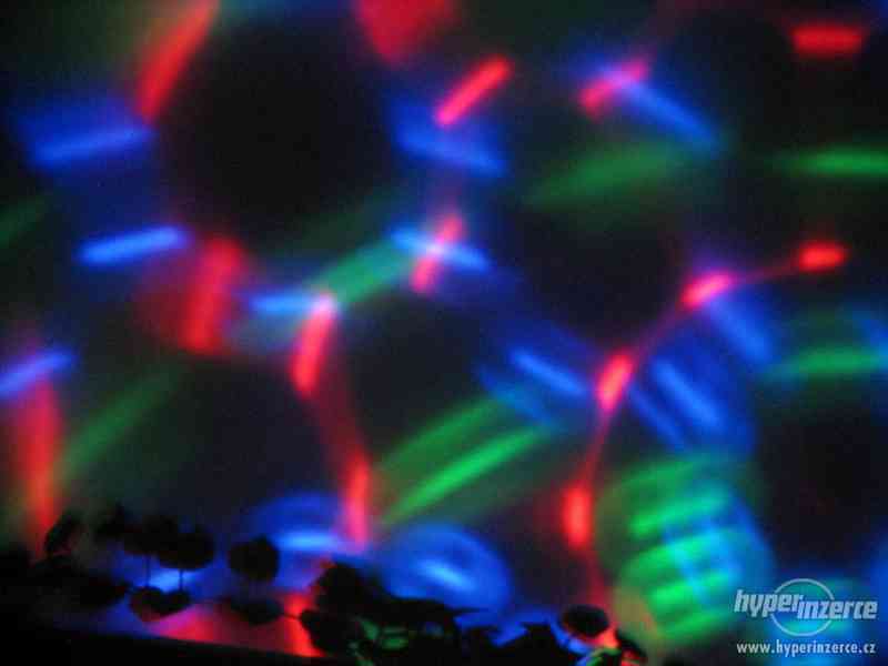 Efektní trojbarevná LED Disko žárovka E24 220V 2W - foto 3