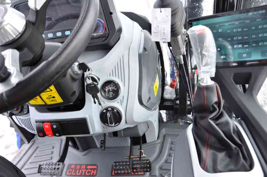 Prodam traktor HANWO HWB 604C. Traktor 65 koni 48kW. - foto 11