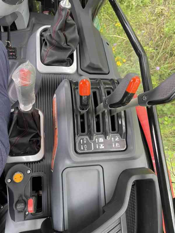 Traktor HANWO HWB 604C. Traktor 65 koni 48kW, čelný nakladač - foto 22