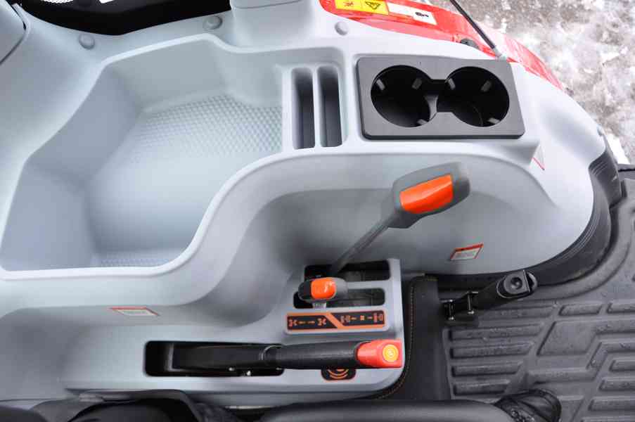 Prodam traktor HANWO HWB 604C. Traktor 65 koni 48kW. - foto 5