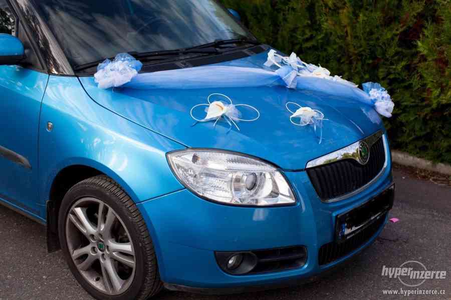 svatební dekorace na auto ženicha a nevěsty v modrobílé - foto 1