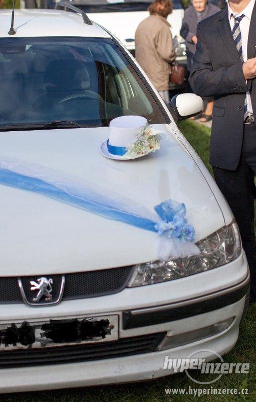svatební dekorace na auto ženicha a nevěsty v modrobílé - foto 4