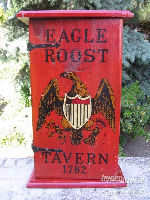 Raritní vintage kabinet Eagle Roost Tavern 1782 - foto 1