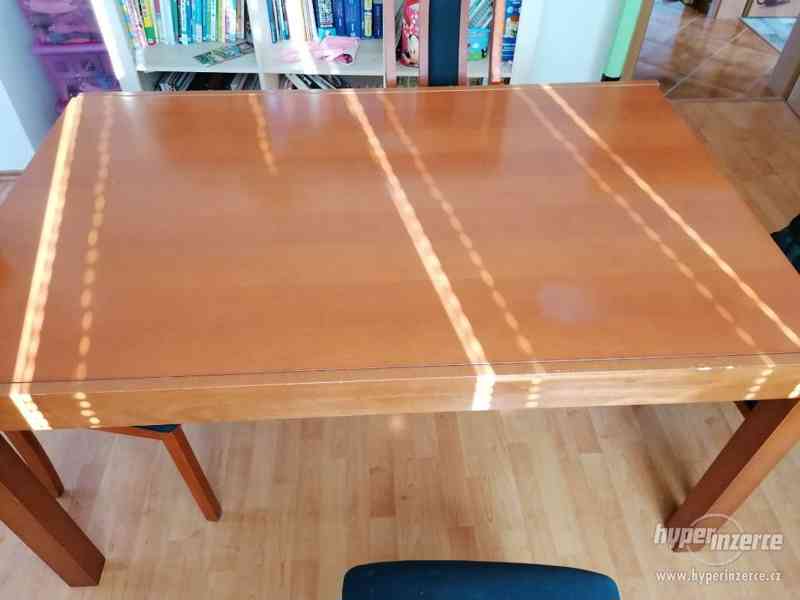 Rozkládací jídelní stůl + 4 židle - foto 1