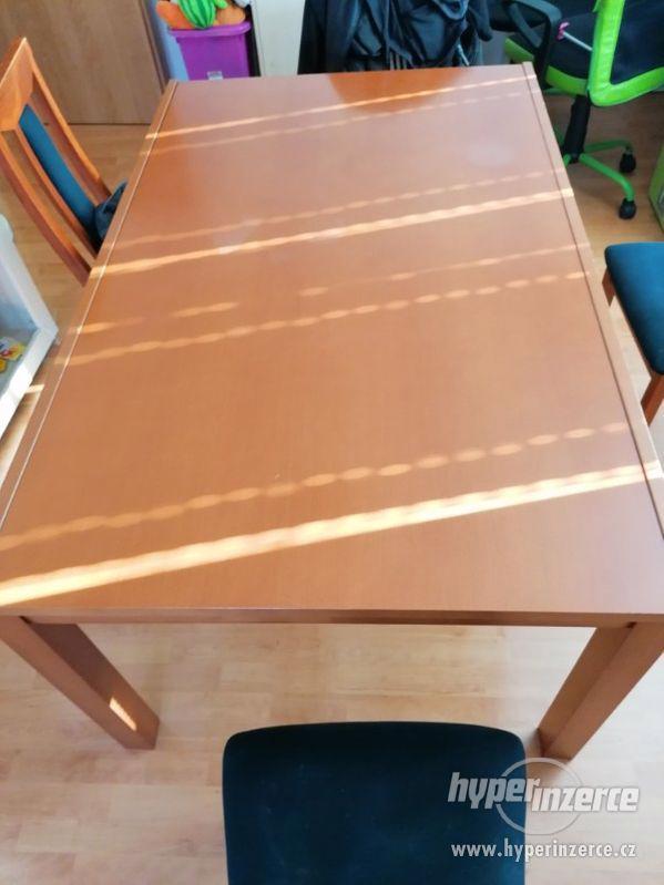 Rozkládací jídelní stůl + 4 židle - foto 2