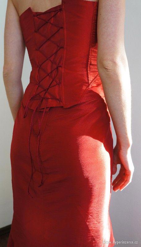 Červené plesové šaty - foto 2