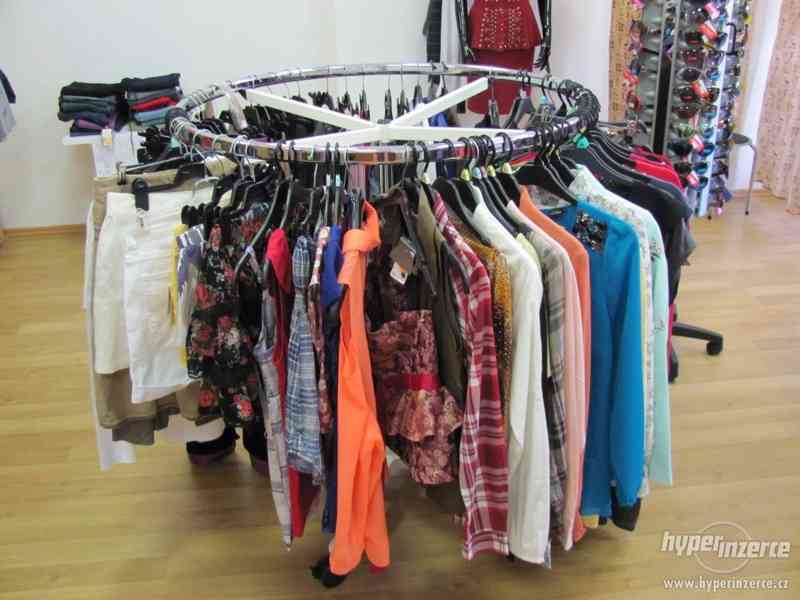 Vybavení obchodu s textilem včetně outlet zboží - foto 1