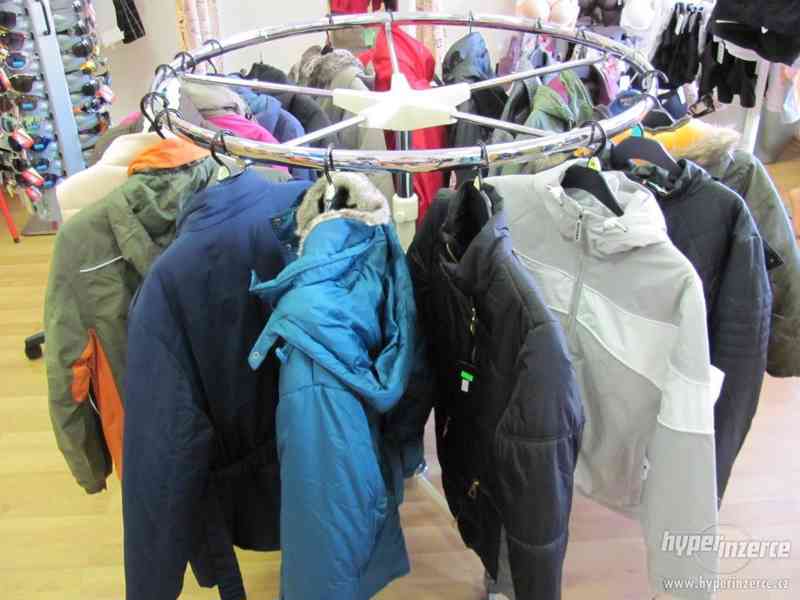 Vybavení obchodu s textilem včetně outlet zboží - foto 2