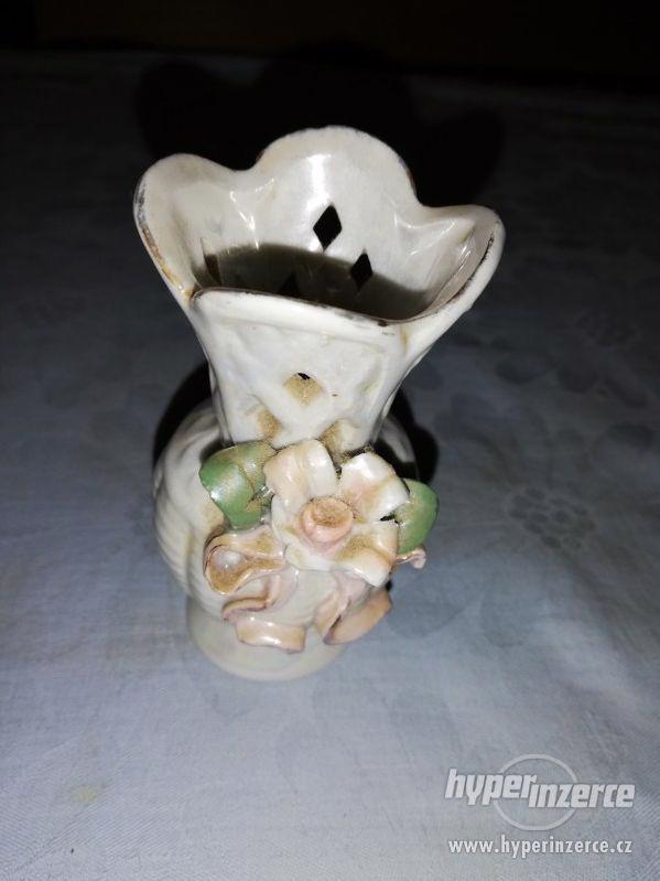 2 porcelánové vázy zdobené květinami - foto 5