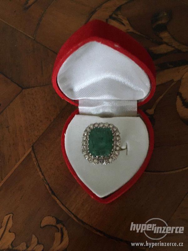 Prsten z bílého zlata s brilianty a smaragdem - foto 2