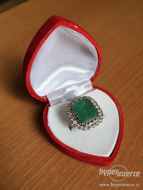 Prsten z bílého zlata s brilianty a smaragdem - foto 3