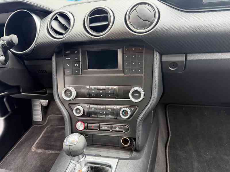 Ford Mustang 2.3 EcoBoost Manuál 08/2021 TOP STAV - foto 16