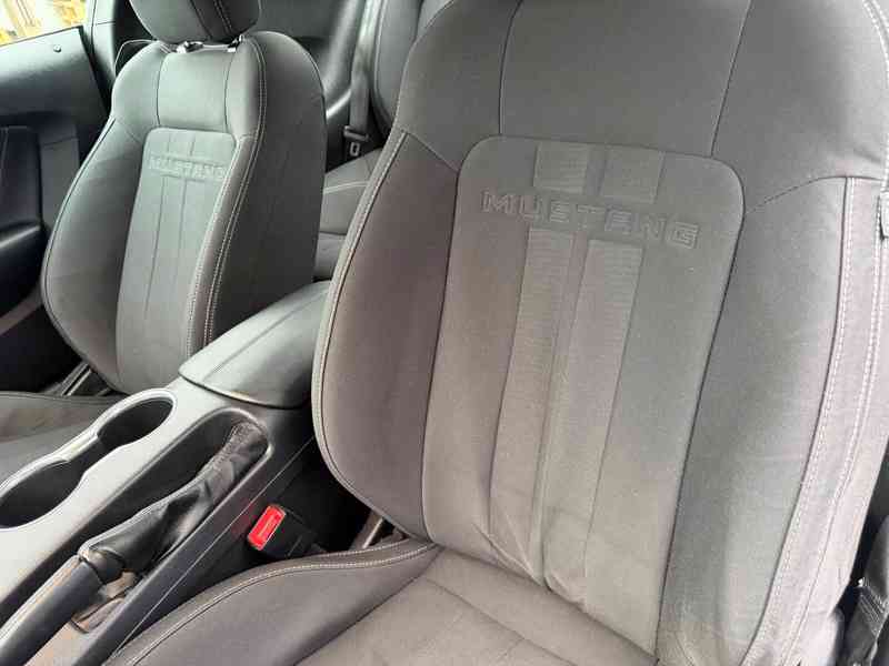 Ford Mustang 2.3 EcoBoost Manuál 08/2021 TOP STAV - foto 24