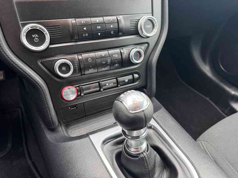 Ford Mustang 2.3 EcoBoost Manuál 08/2021 TOP STAV - foto 19