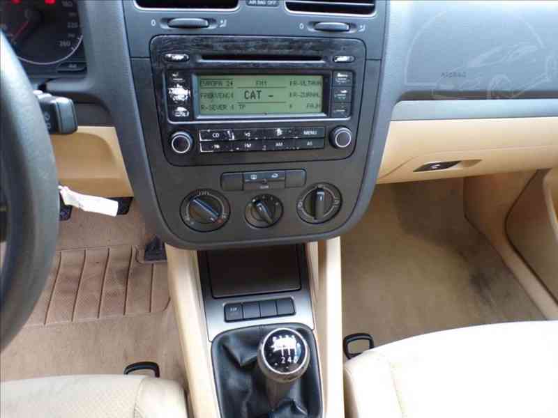 Vw Golf 2,0 FSI 110kW COMFORT - foto 7