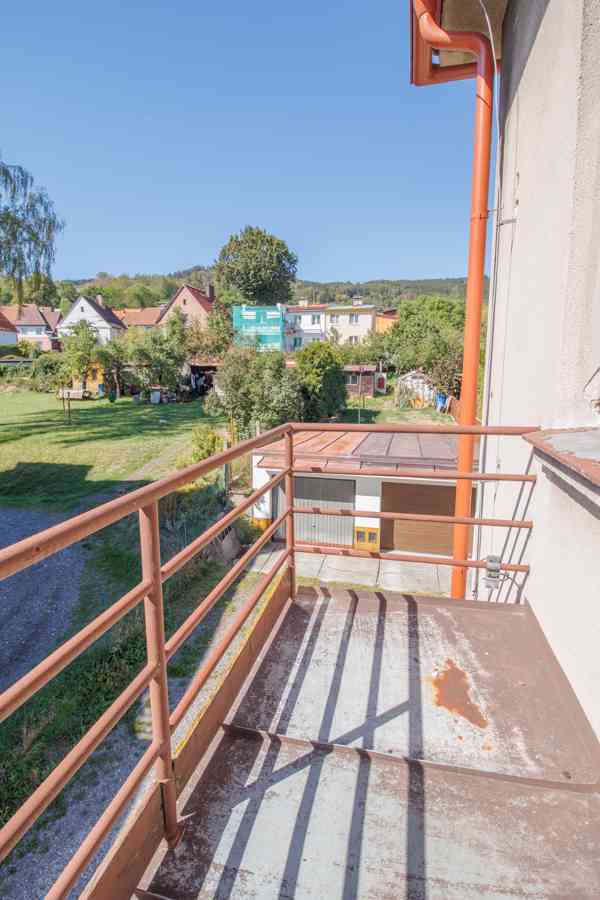 Slunný zděný byt 3+1 s balkonem a vl. zahrádkou v Sušici - foto 9