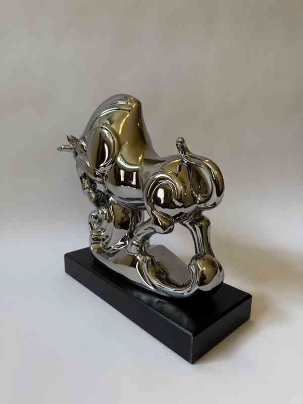 Býk - socha ve stříbrném provedení - foto 4