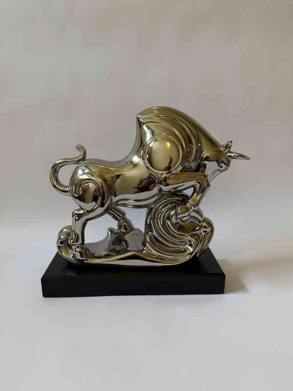 Býk - socha ve stříbrném provedení - foto 3